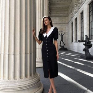 Suknelė su balta apykakle